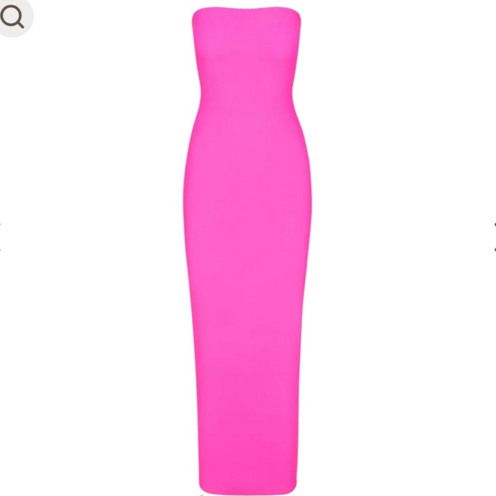 Skims “Fits Everybody Tube” dress in neon pink!